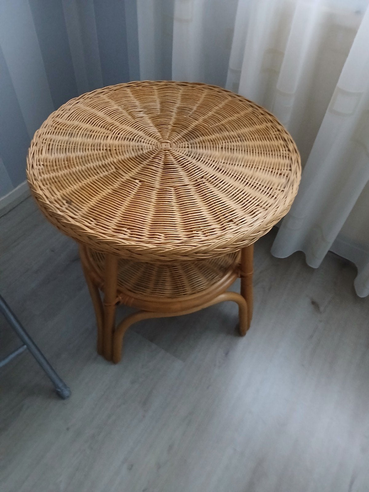 Rotan stoel en bijzettafel, Ophalen, Gebruikt, Bruin, Riet of Rotan
