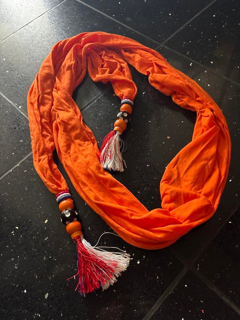 Oranje sjaal met kralen en kwastjes koningsdag, Ophalen of Verzenden, Gedragen, Maat 38/40 (M), Sjaal