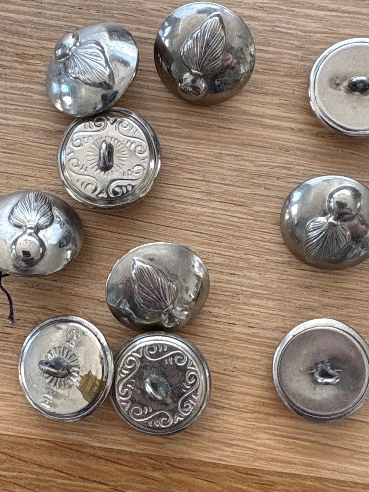 Set van 12 Kmar zilverkleurige knopen met reliëf, Ophalen of Verzenden