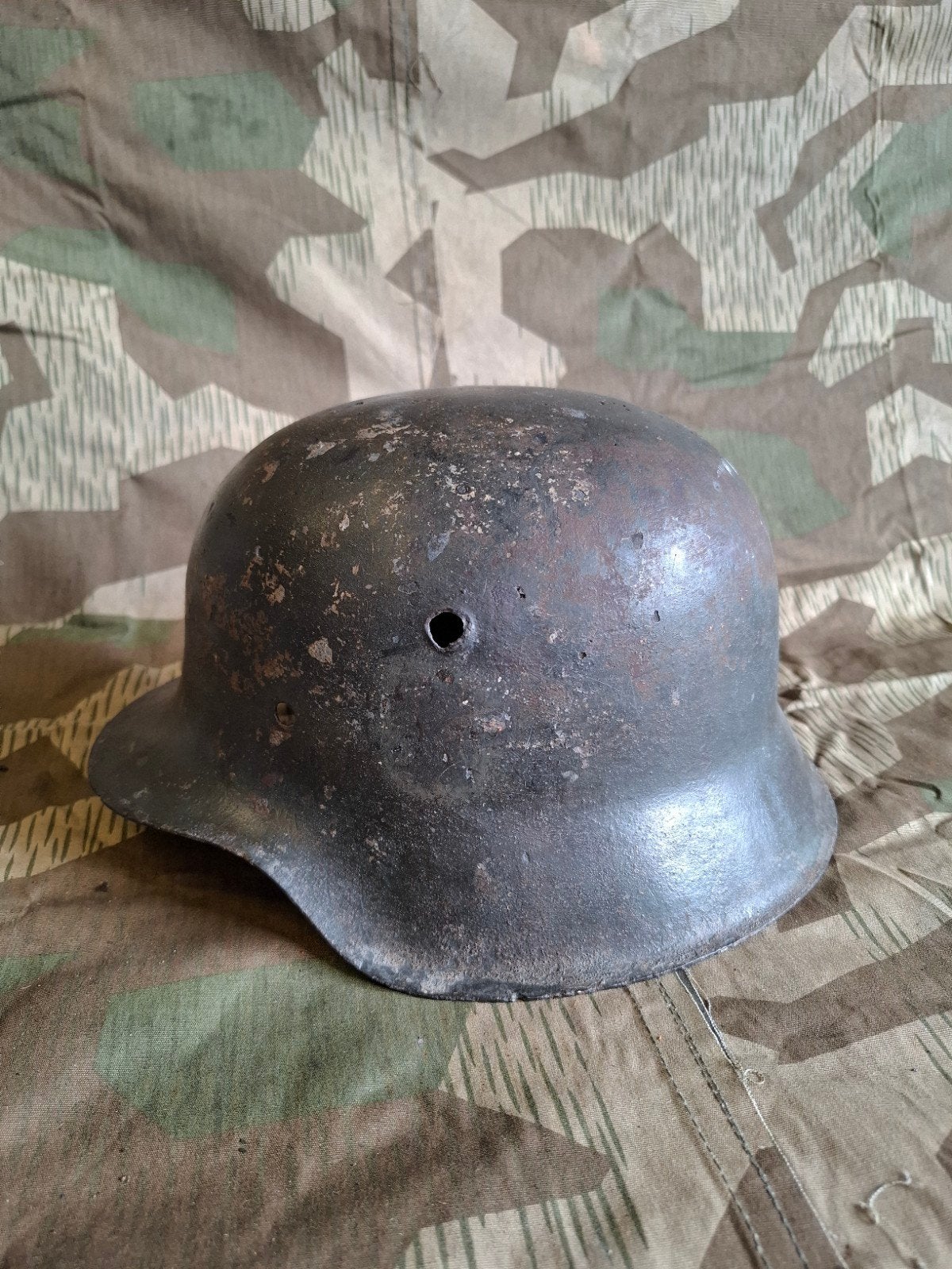 WO2 Duitse M42 SD camo helmschaal, Verzamelen, Ophalen of Verzenden, Duitsland, Helm of Baret