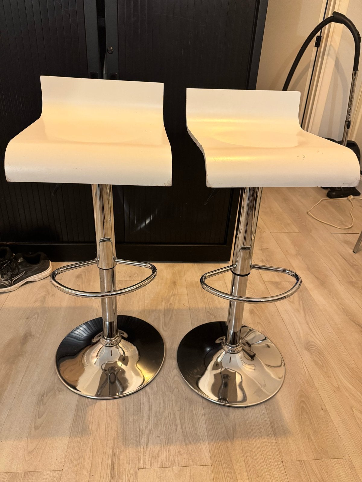 Set van 2 witte barkrukken, in hoogte verstelbaar, Ophalen, Kunststof, Gebruikt, In hoogte verstelbaar