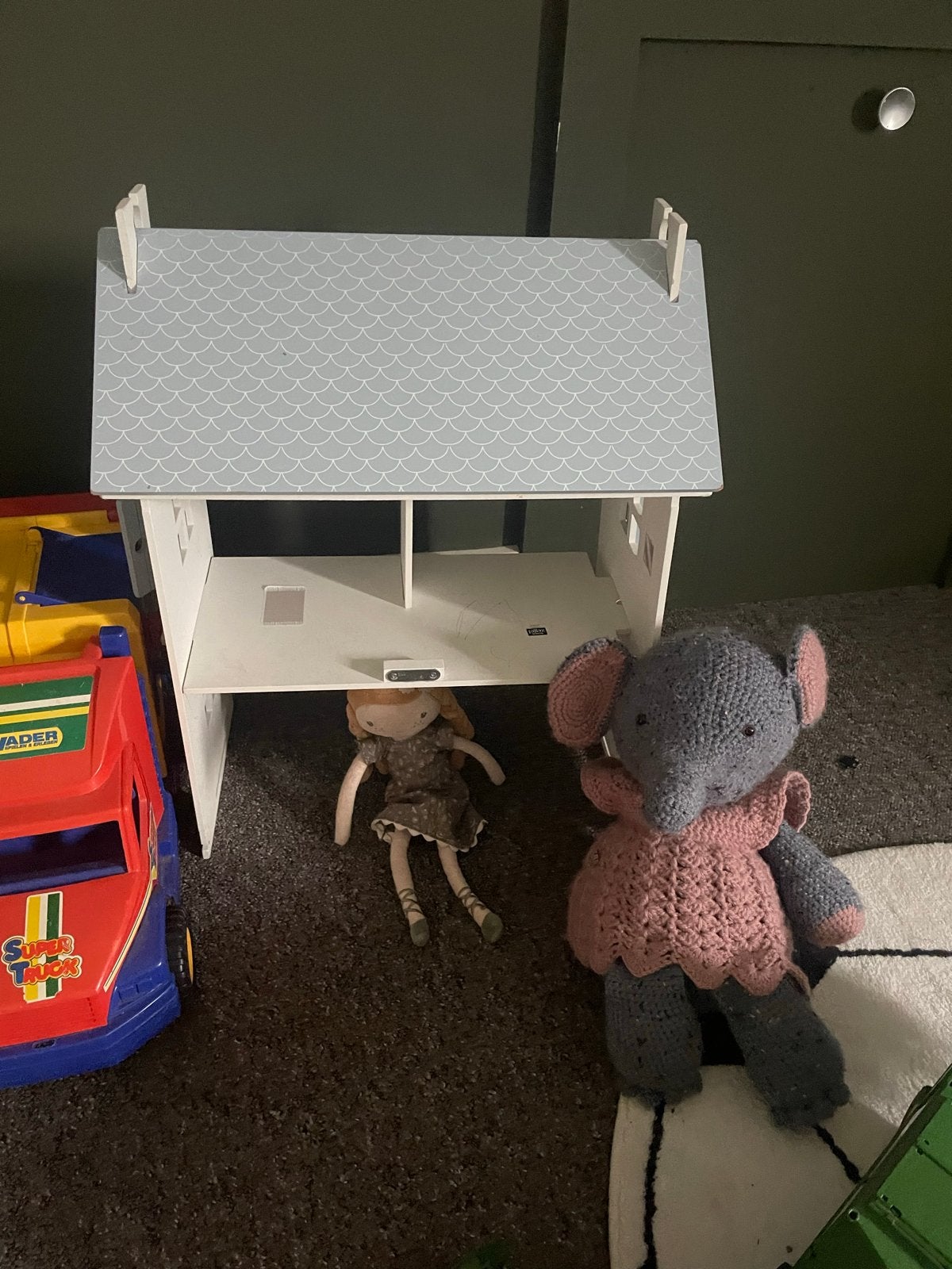 Houten poppenhuis met poppen en speelgoed, Ophalen of Verzenden, Gebruikt, Poppenhuis