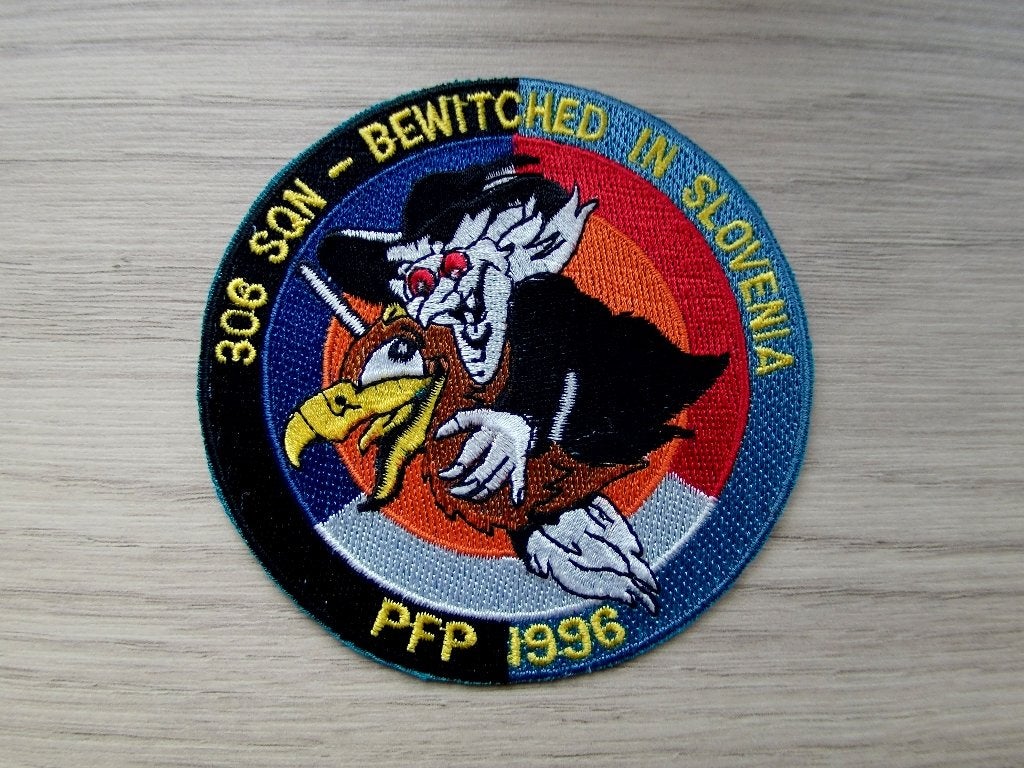 Patch RNLAF 306 Squadron Bewitched in Slovenia PFP 1996, Verzenden, Luchtmacht, Nederland, Embleem of Badge