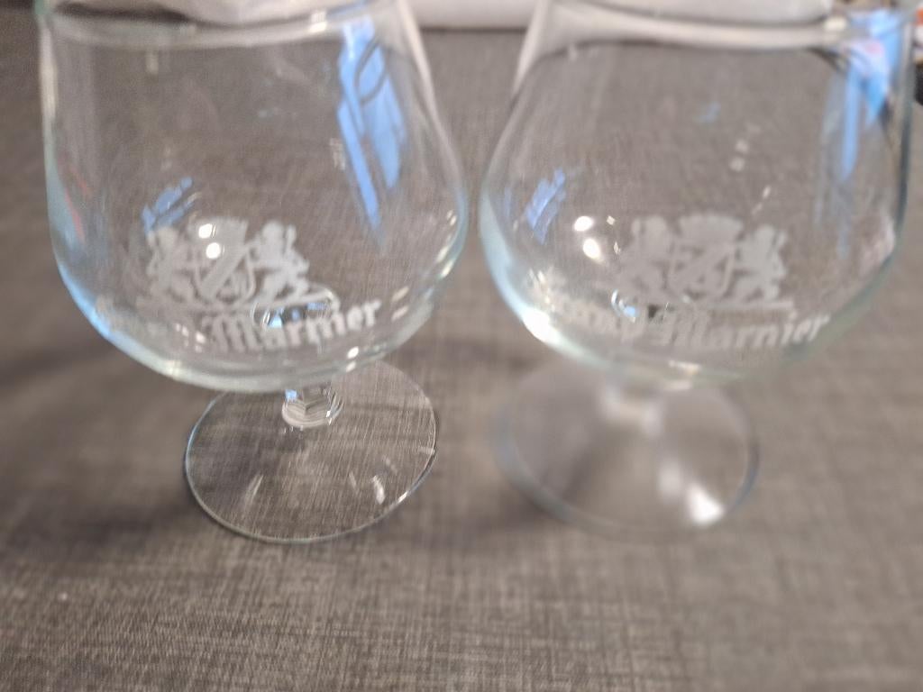 GRAND MARNIER glazen, witte logo 2 st,, Ophalen of Verzenden, Zo goed als nieuw, Borrel- of Shotglas