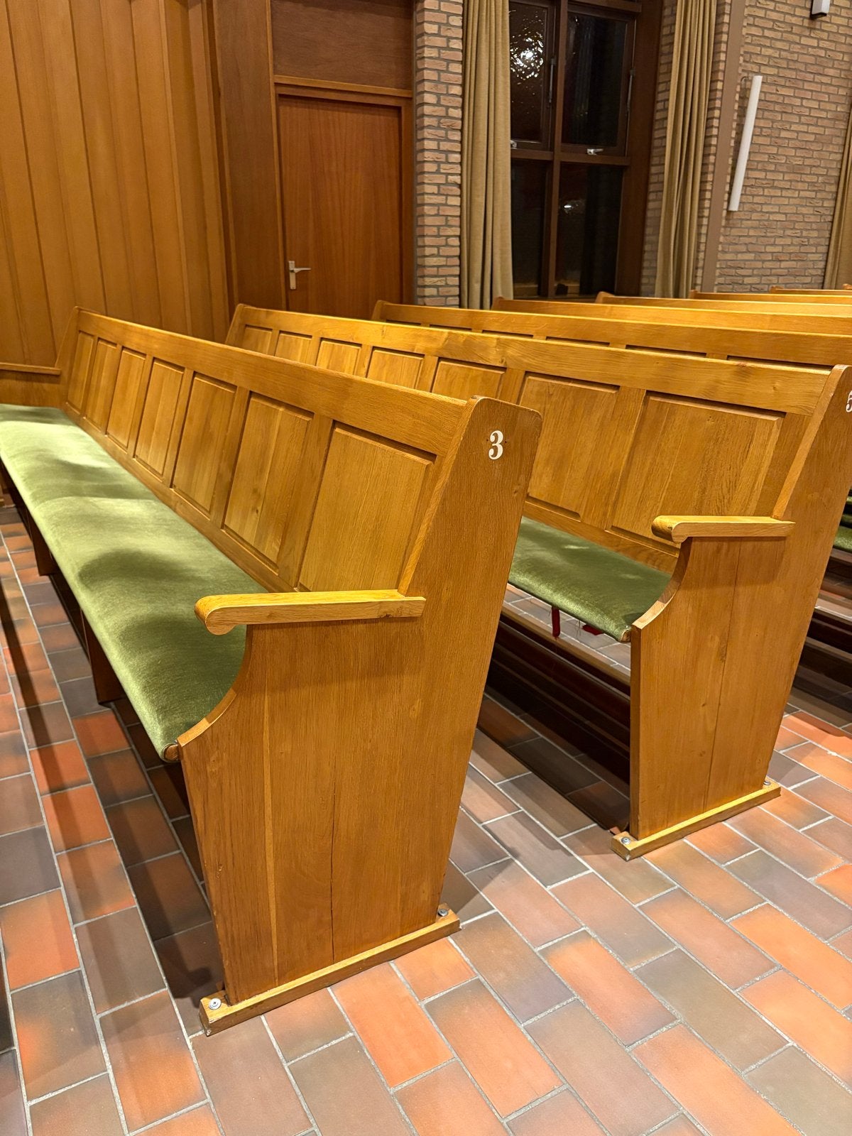 Kerkbanken met groene bekleding van 3,5 meter lang, Ophalen