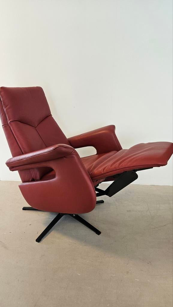 Jonge sta op fauteuil op accu bij Zitgemak in joure, Verzenden, Zo goed als nieuw, 50 tot 75 cm, Leer