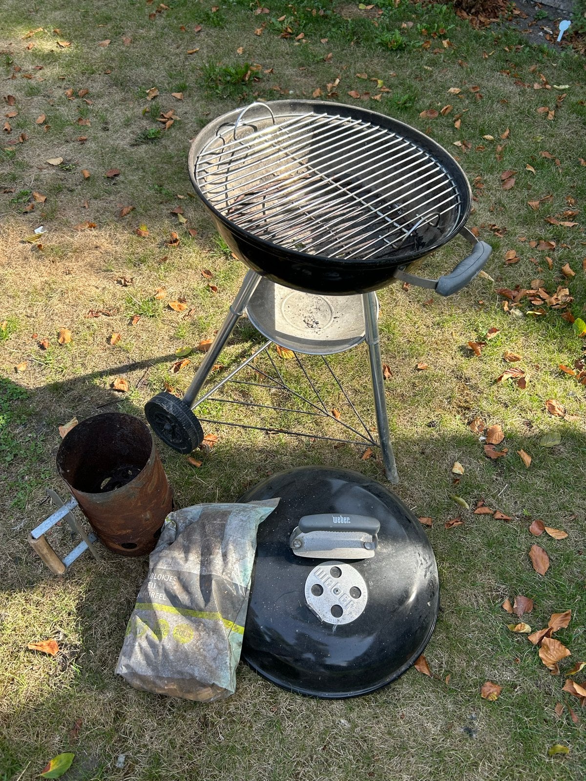 Weber BBQ met houtskoolstarter en briketten, Ophalen, Gebruikt