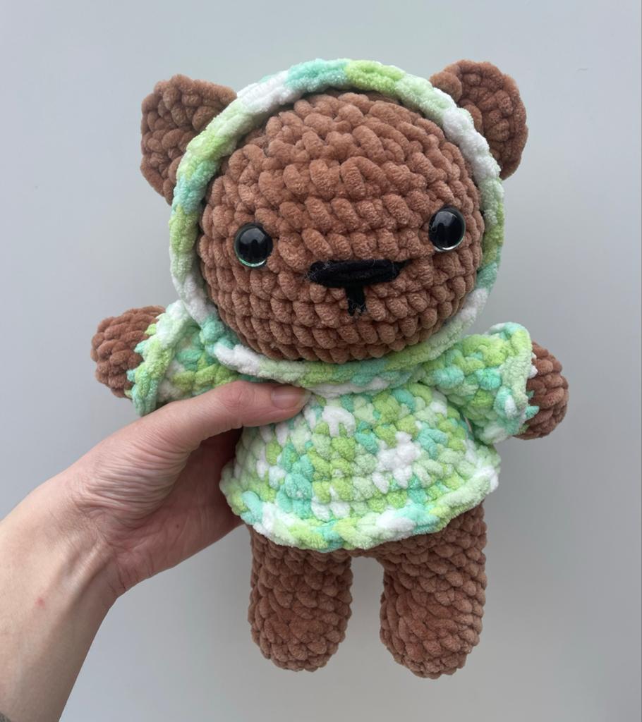 Gehaakte Beer met Groene Hoodie - Chenille 25cm, Kinderen en Baby's, Speelgoed | Knuffels en Pluche, Beer, Nieuw, Middelgroot (20 tot 80 cm)