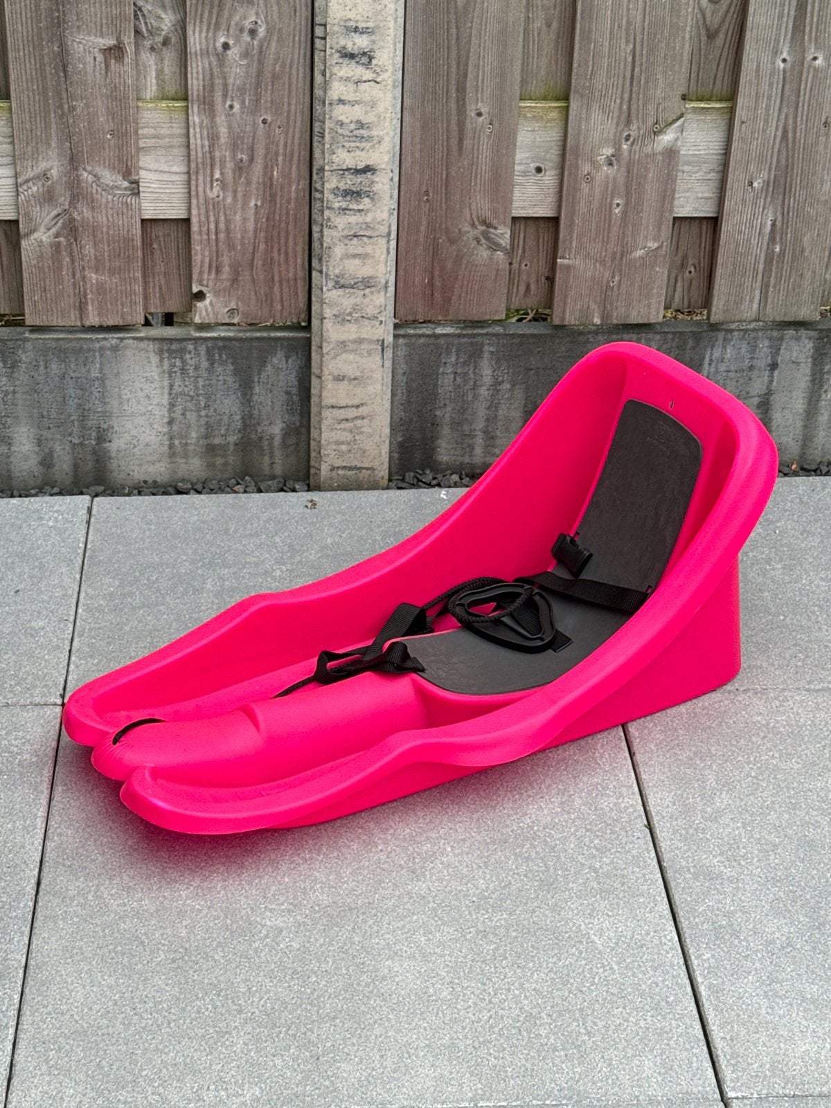 Roze baby slee met gordel en rugleuning, Kinderen en Baby's, Speelgoed | Buiten | Sleeën, Ophalen, Rugleuning, Zo goed als nieuw