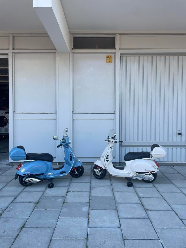 2 x vespa kinder scooter accu, Kinderen en Baby's, Speelgoed | Buiten | Accuvoertuigen, Ophalen of Verzenden, Gebruikt