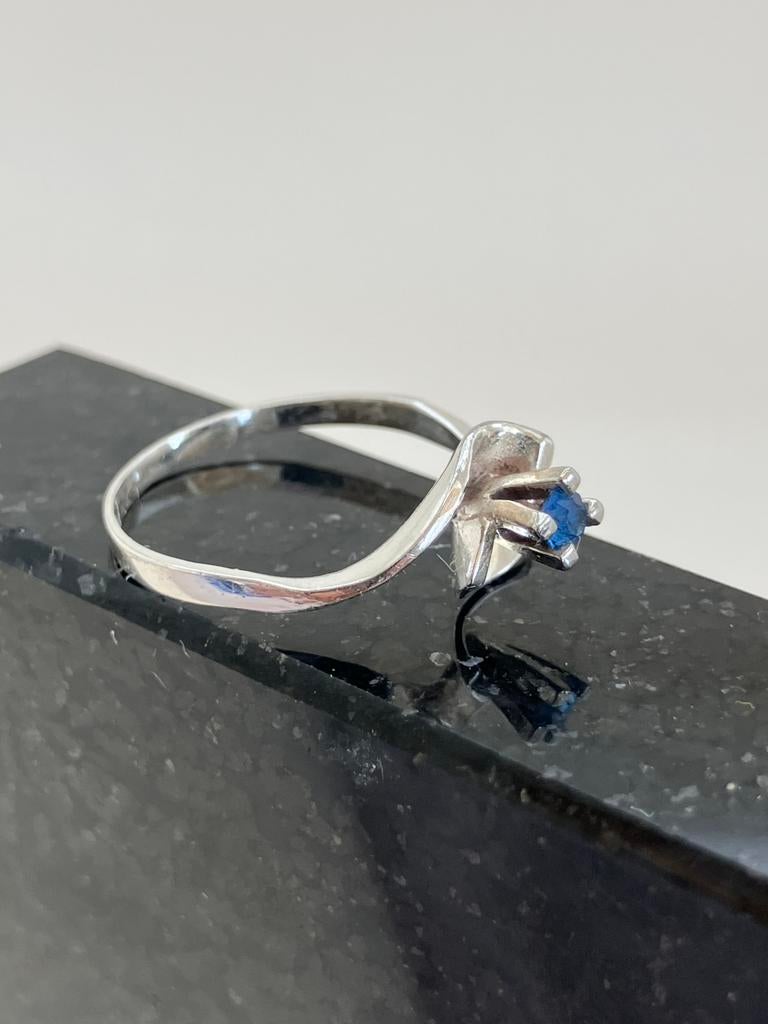 Sierlijke zilveren ring met blauwe saffier, Sieraden, Tassen en Uiterlijk, Ringen, Blauw, Ophalen of Verzenden, Zo goed als nieuw