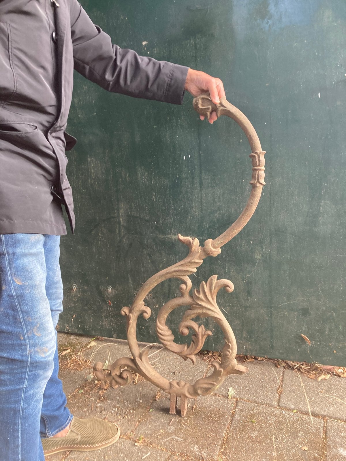 Antieke gietijzeren buitenlamp beugel, Ophalen