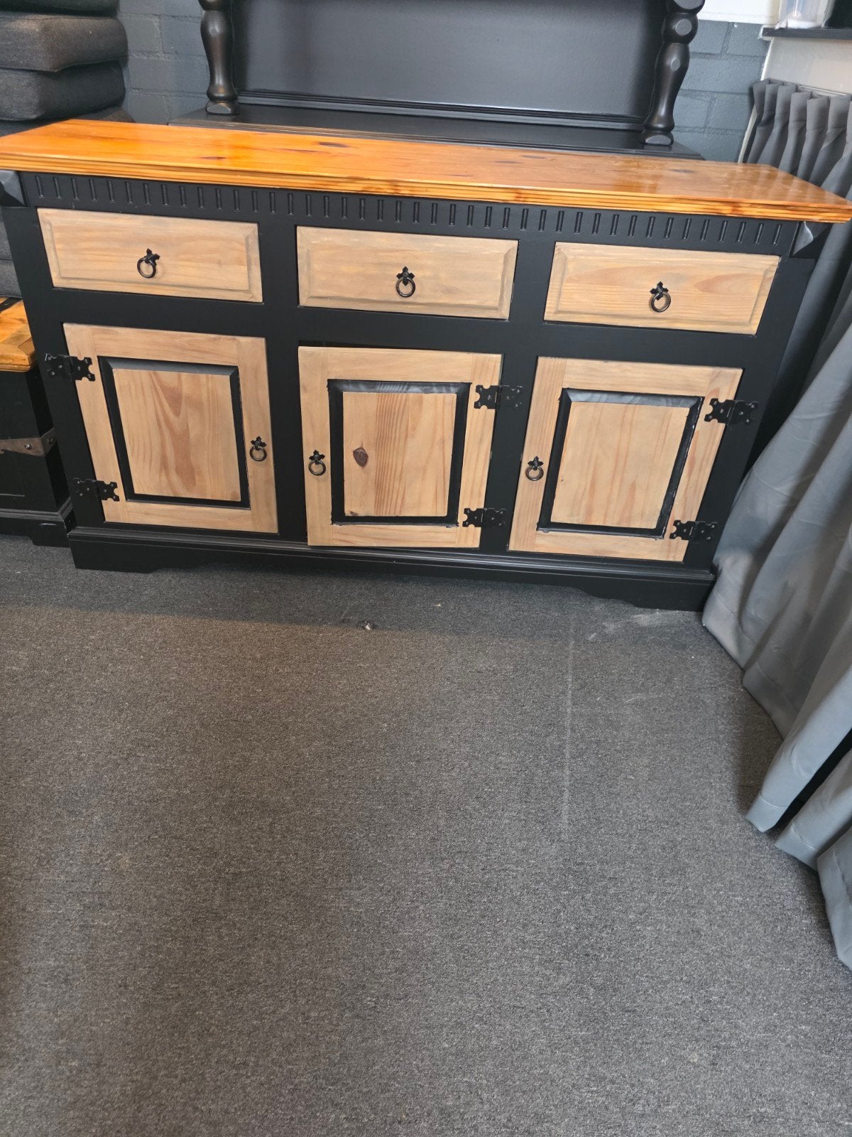 Zwart geverfd dressoir met houten blad en deuren, Ophalen, 25 tot 50 cm