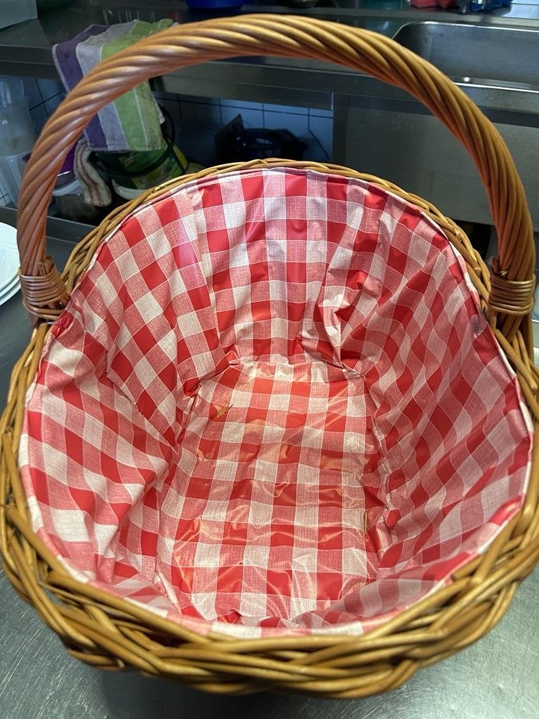 Nieuwe rieten mand met rood-wit geruite voering, Gevlochten, Mand, Nieuw, Ophalen of Verzenden
