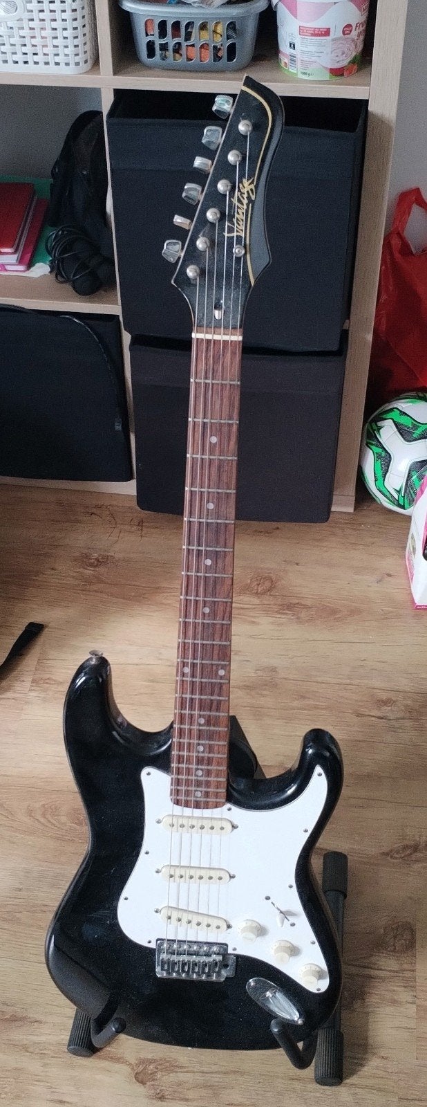 Electric guitar Vantage VIE-10 BK Stratocaster&oq - gitaar, Ophalen, Zo goed als nieuw