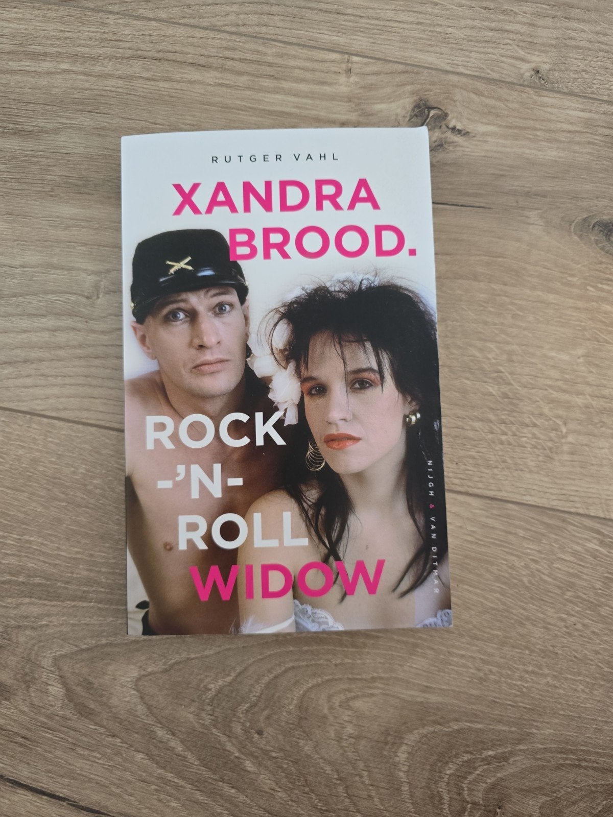 Xandra Brood: Rock-'n-Roll Widow - Rutger Vahl, Ophalen of Verzenden, Zo goed als nieuw, Rutger Vahl, Film, Tv en Media