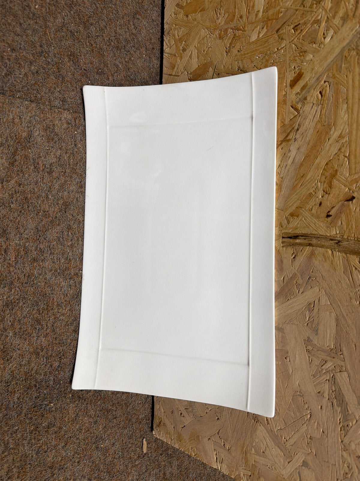 Witte rechthoekige schaal - Modern design, Keramiek, Ophalen of Verzenden, Modern, Schaal of Schalen