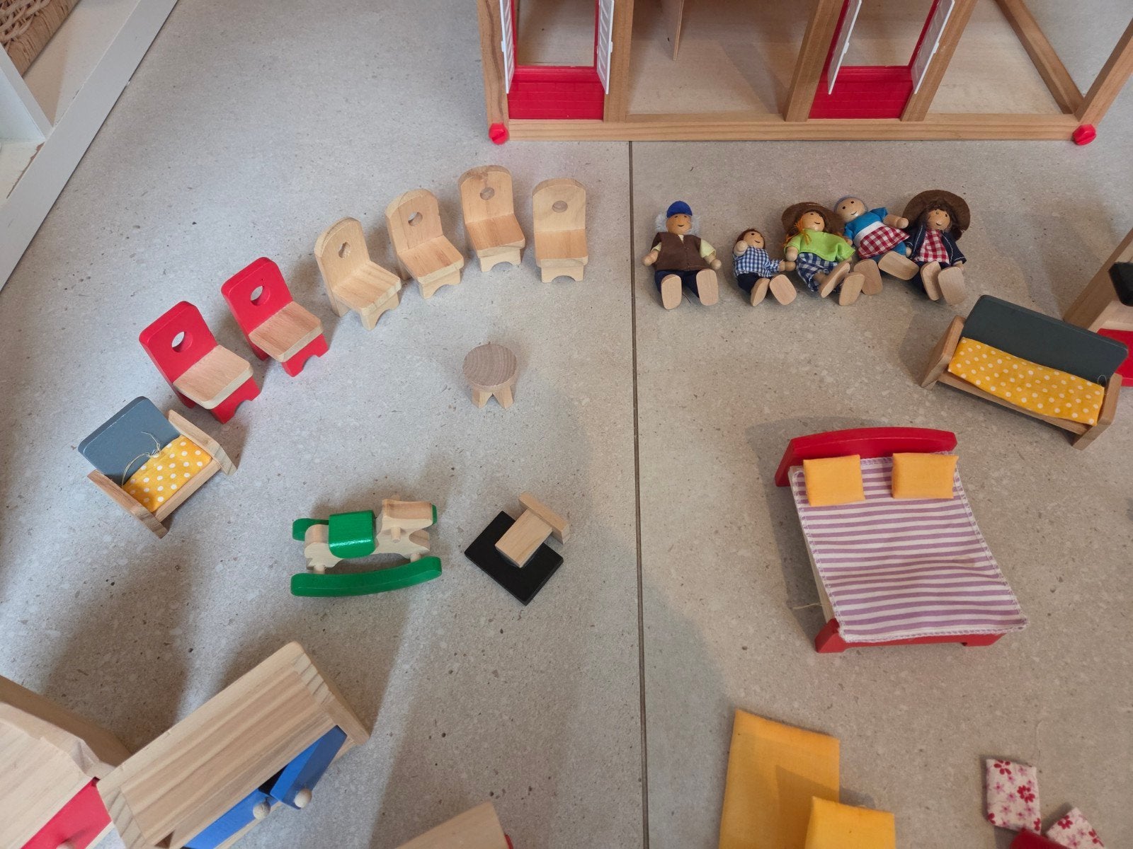 Foto 5 van Groot houten poppenhuis met complete inrichting en poppen