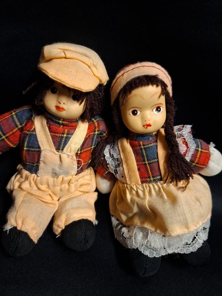 Antieke porseleinen popjes in geruite kleding - set van 2, Antiek en Kunst, Ophalen of Verzenden
