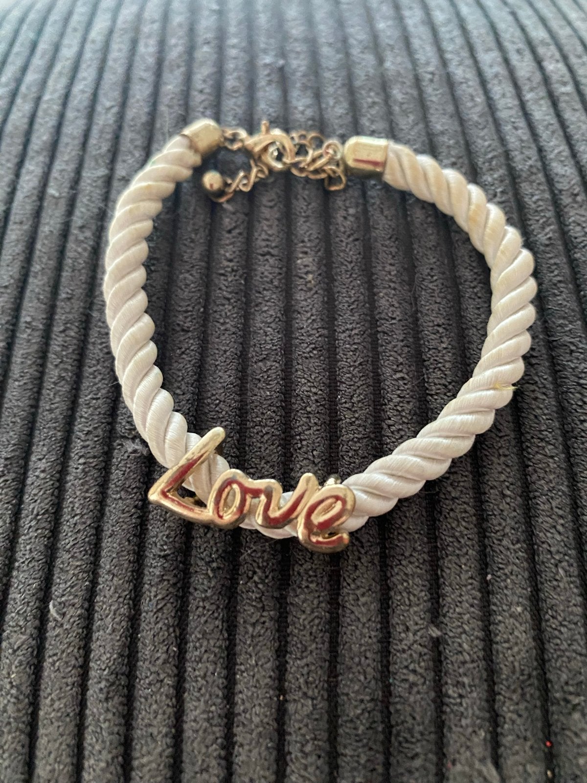 Leuke LOVE armband - Wit touw met gouden bedel, Overige materialen, Gebruikt, Wit, Ophalen of Verzenden