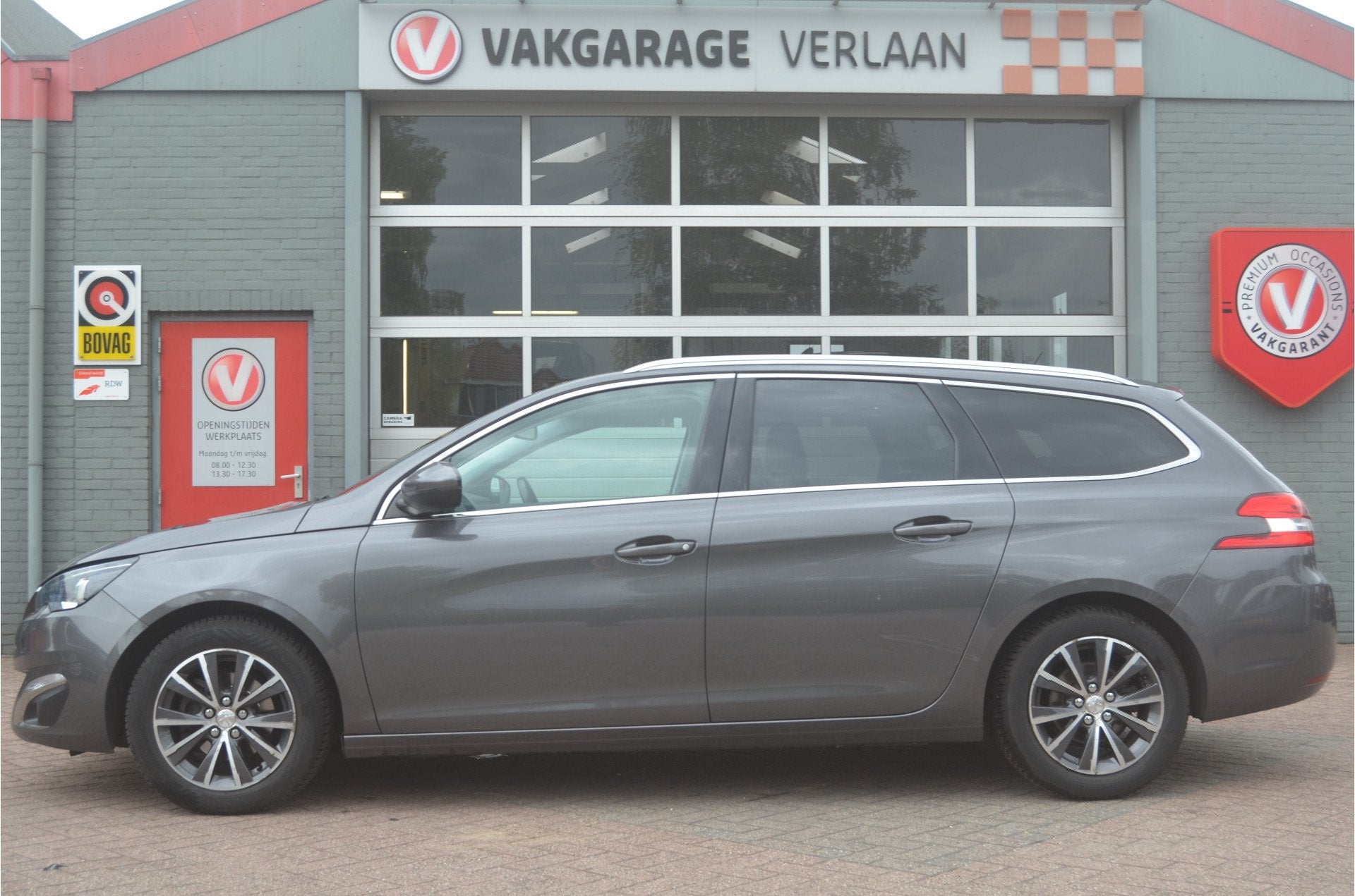 Peugeot 308 SW Premium (ruilmotor 2023) 12 mnd. gar. trekhaa, Auto's, Gebruikt, Euro 6, 1199 cc, Origineel Nederlands