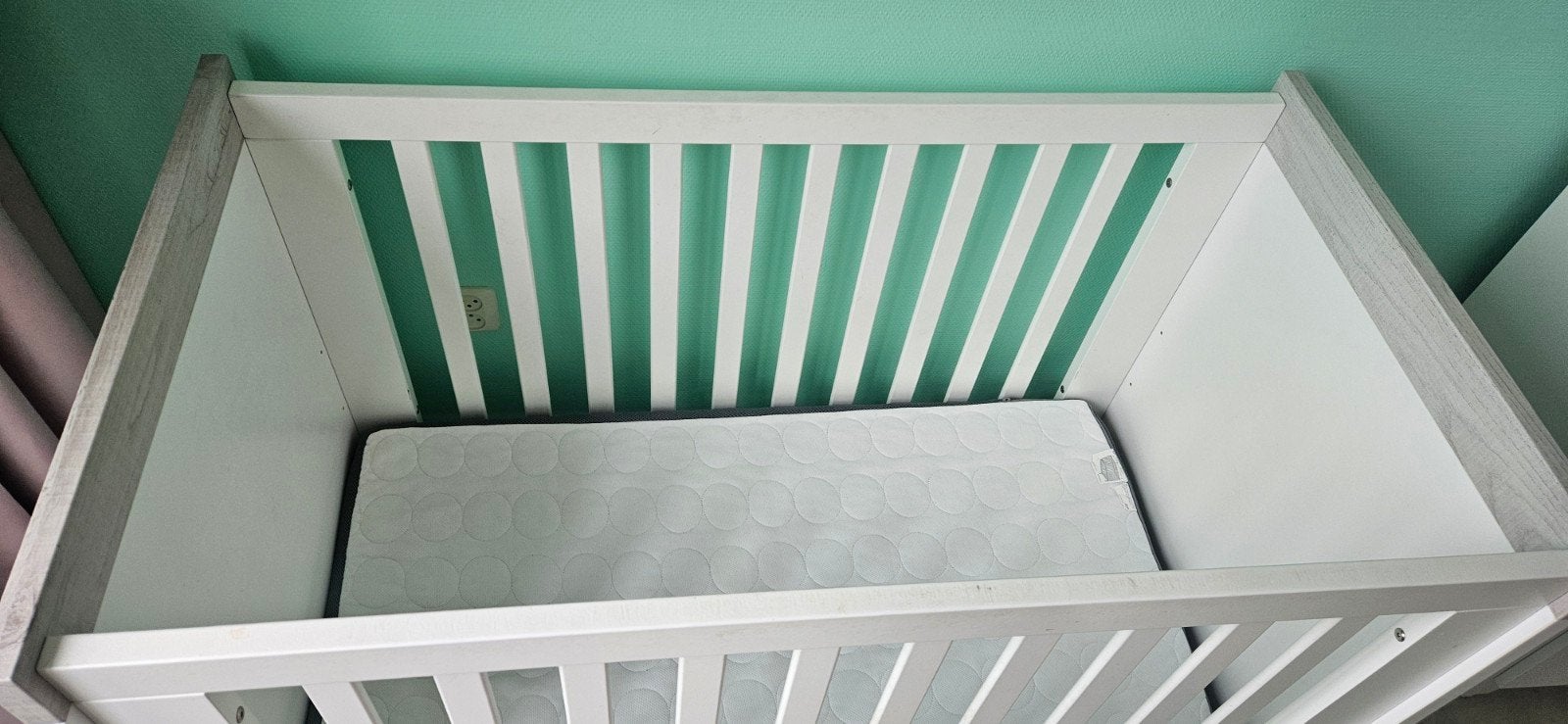 Babybedjes met matras en lattenbodem (2x), Lattenbodem, Gebruikt, Ophalen of Verzenden, Minder dan 140 cm