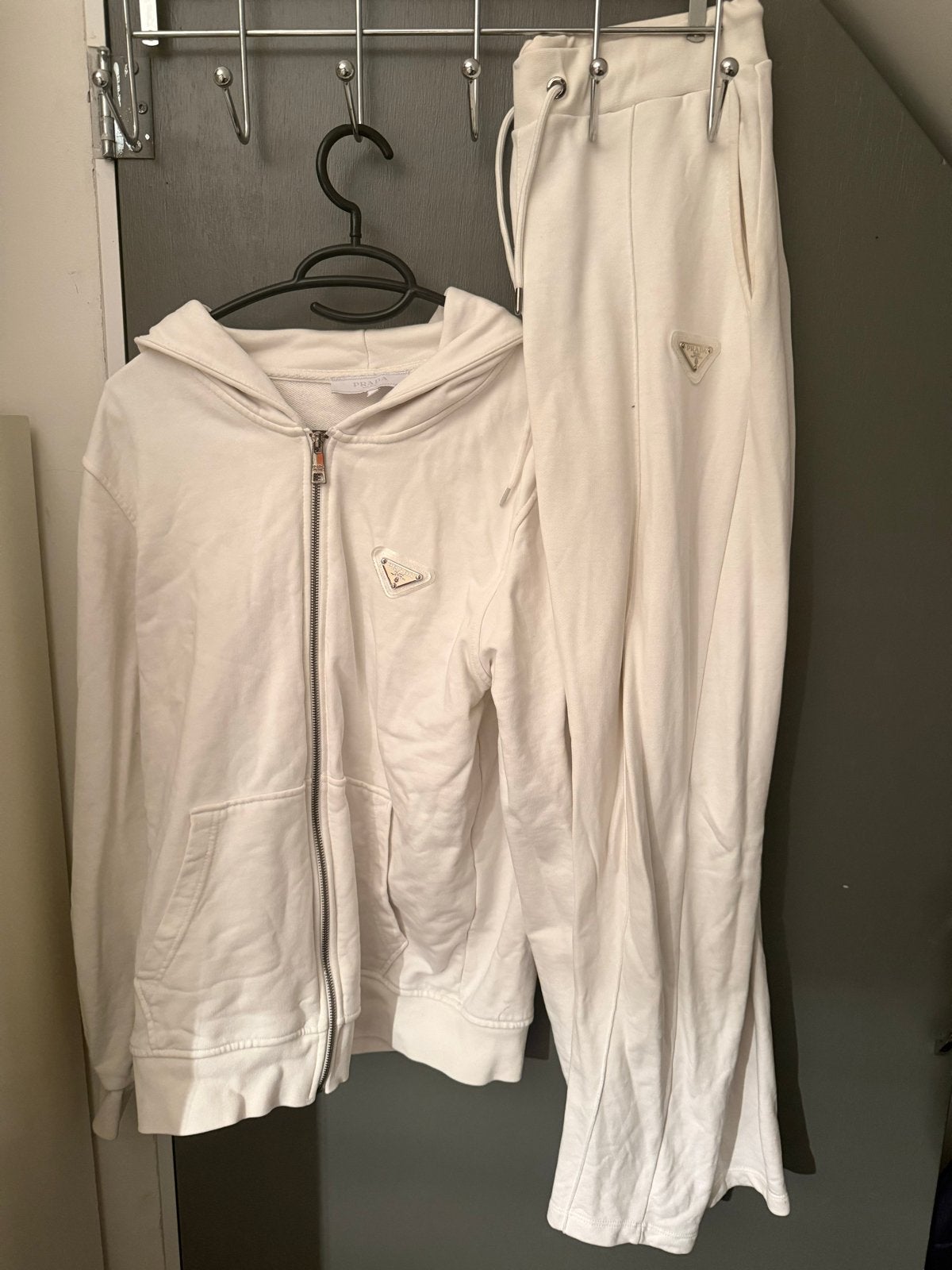 Prada wit trainingspak, Kleding | Dames, Dames-kledingpakketten, Gedragen, Maat 38/40 (M), Ophalen of Verzenden