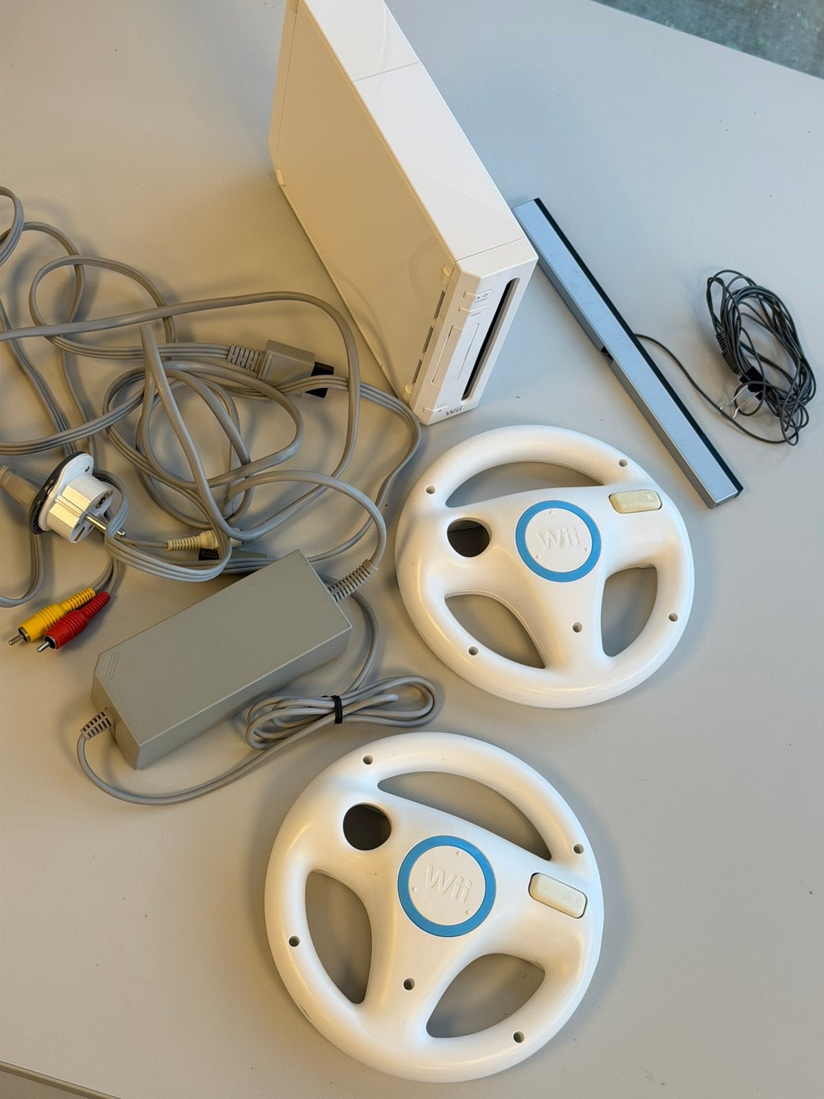 Japanse Nintendo Wii + 2 Stuur Kabels JPN Zonder controllers, Met stuurtje, Ophalen of Verzenden, Zo goed als nieuw, Zonder controller