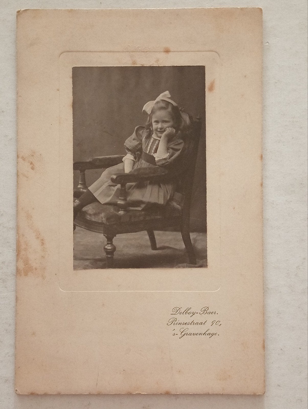 Antieke foto: Kind in klederdracht, Den Haag, Ophalen of Verzenden, Voor 1940, Gebruikt