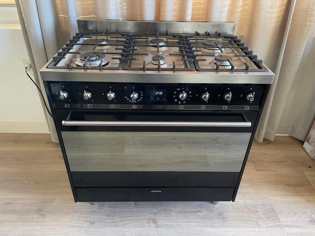 Smeg luxe 6 pits fornuis heteluchtoven 90 cm zwart, Ophalen, 60 cm of meer, Zo goed als nieuw, Gas