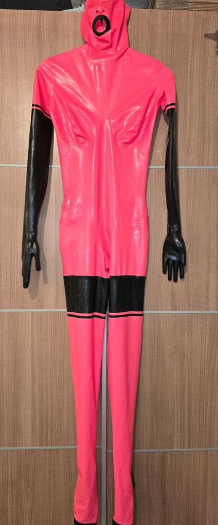 Roze latex catsuit met masker, maat S, borstruimte, Verzenden