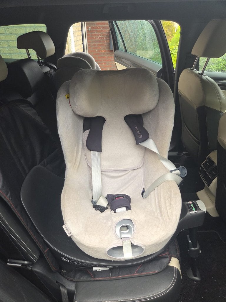 Te koop: 2 stuks Cybex autostoeltjes en draaibare base, Gebruikt, 0 t/m 18 kg, Isofix, Slaapstand