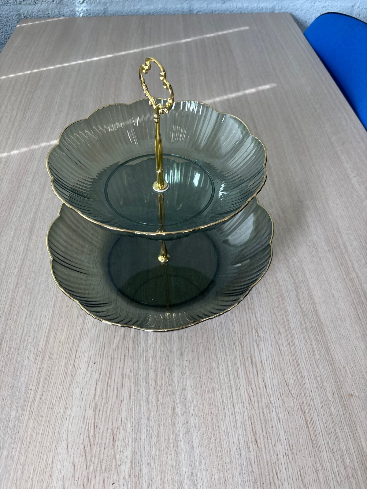Elegante 2-laags etagère - Groen plastic met gouden accenten, Etagère, Demontabel, Glas, Ophalen of Verzenden