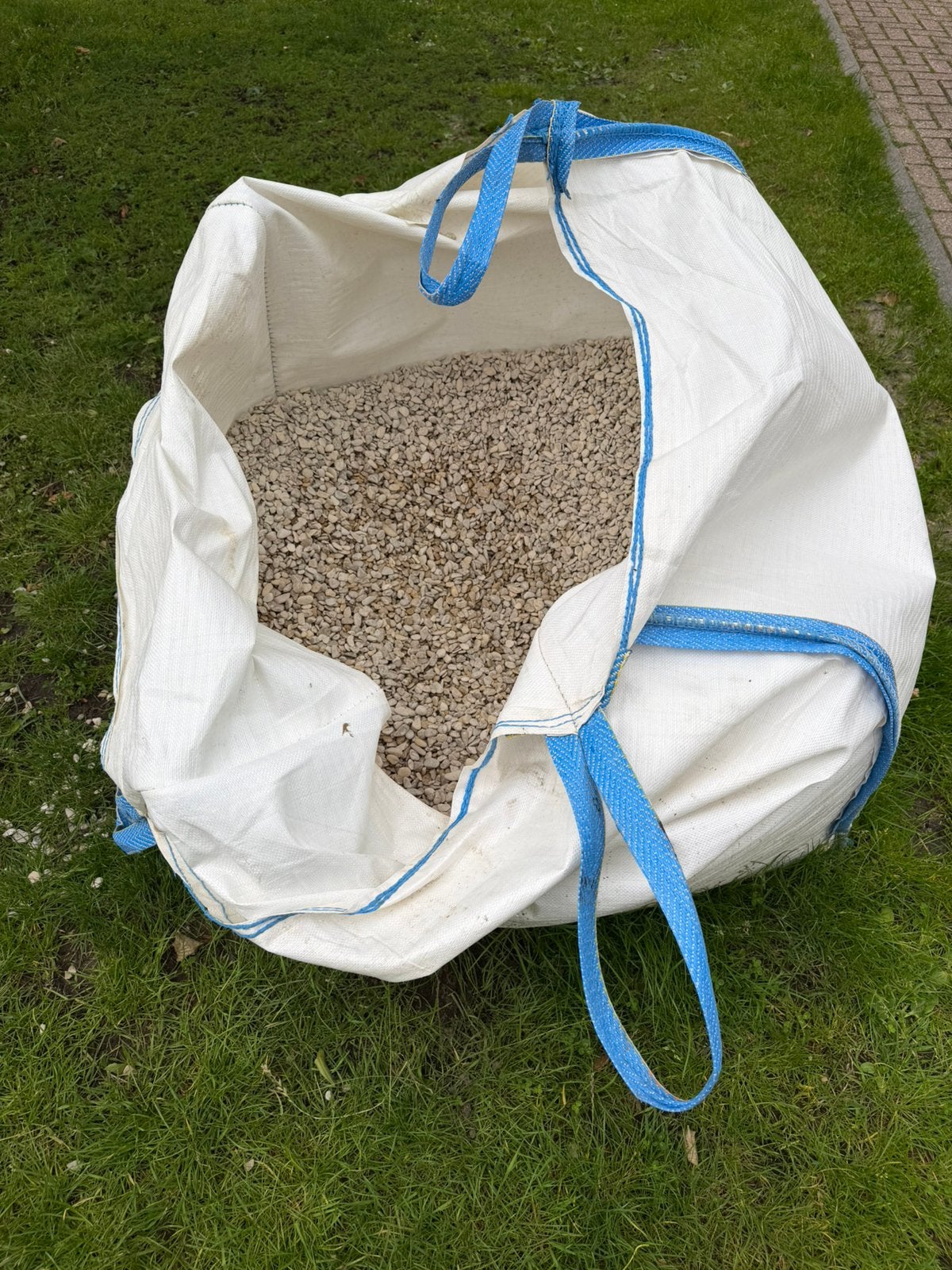 Kasteelgrind circa 500 kg (ongeveer 0,3 m3) 5-15mm, Tuin en Terras, Grind, Keien en Split, Ophalen, Zo goed als nieuw, Beige, Grind
