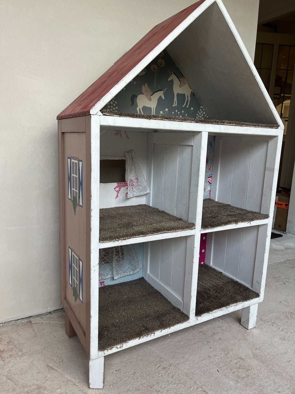 Handgemaakt houten poppenhuis / barbiehuis incl Barbies, Ophalen, Gebruikt, Poppenhuis