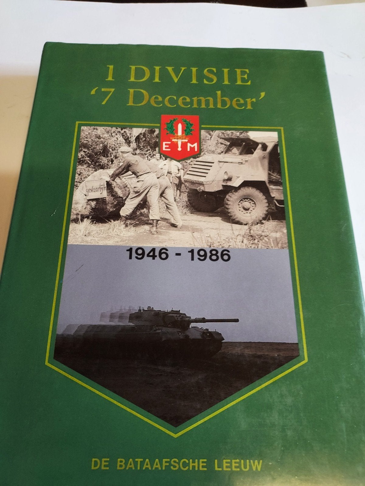 1 Divisie "7 December" ISBN 9789067071192, Ophalen of Verzenden, Niet van toepassing, Gelezen, Algemeen