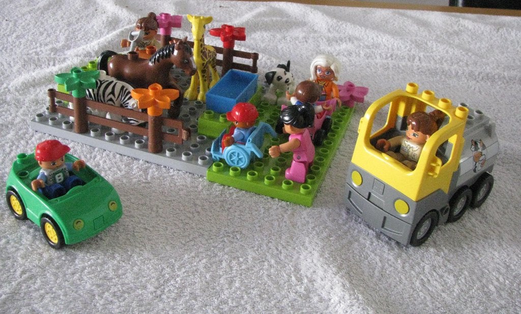 Duplo Lego. 2 auto's + 7 popjes + dieren