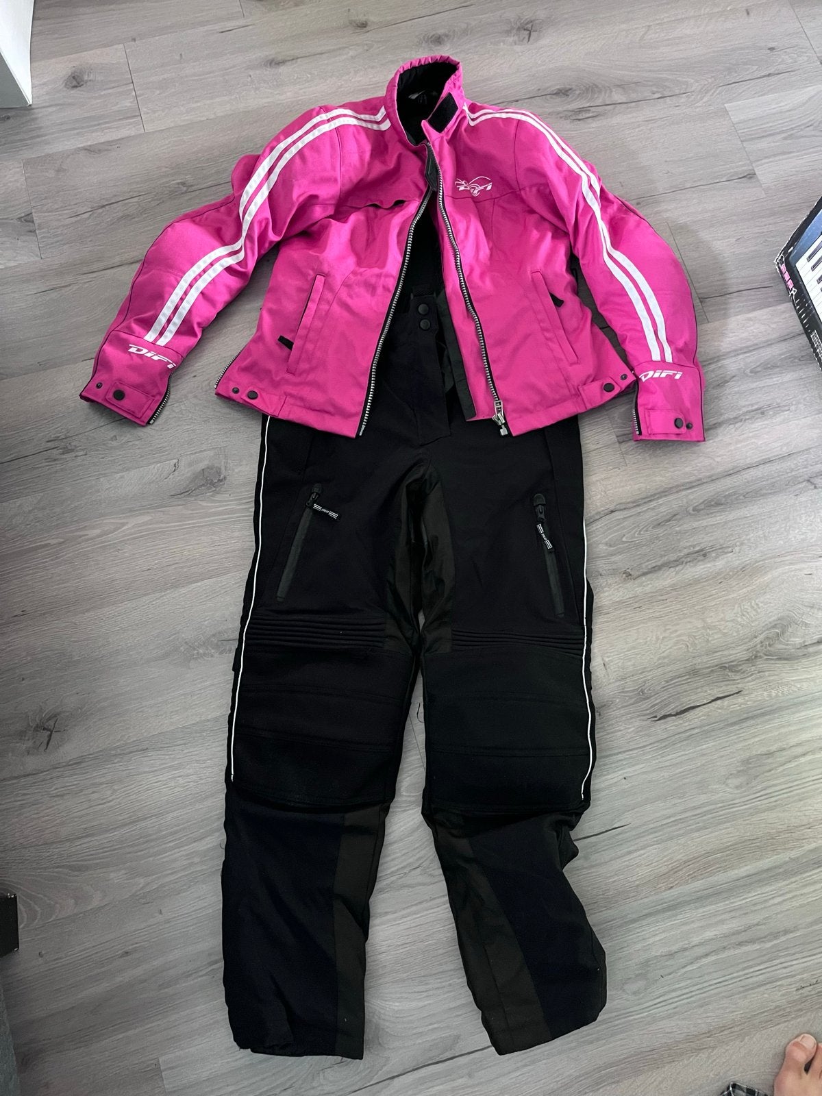 Roze motorpak (jas en broek) - Difi maat 38, Ophalen, Gedragen
