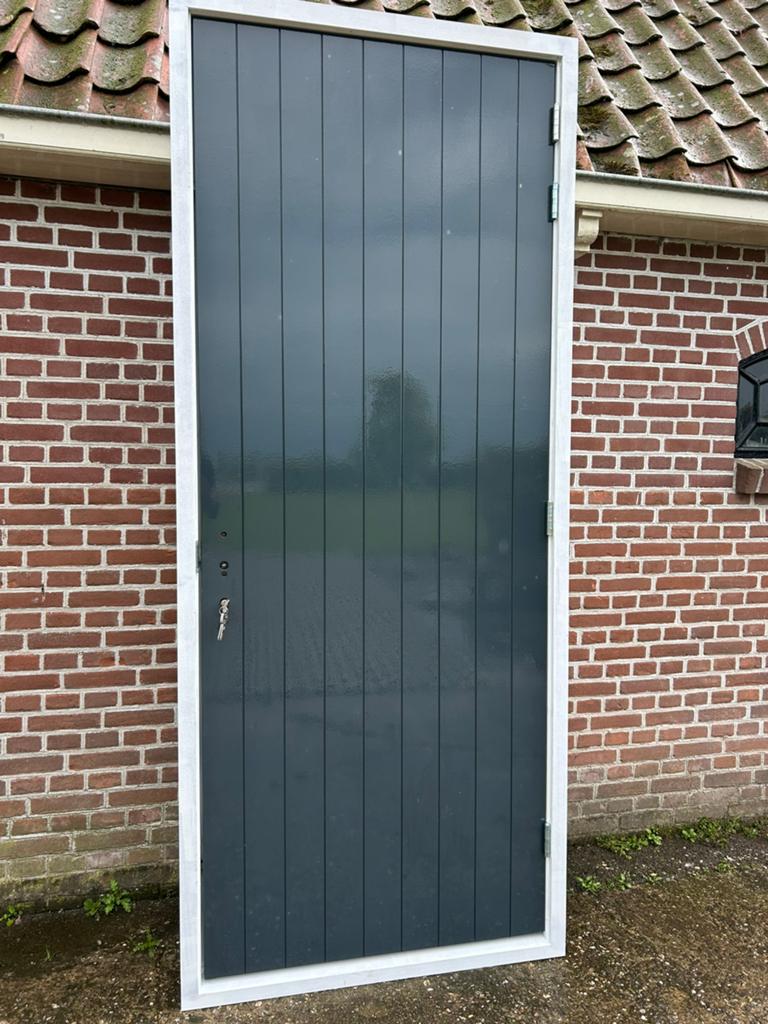 Geïsoleerde garage / schuurdeur in kozijn 103,5x247cm., Deurkozijn, Nieuw, 225 cm of meer, Hout