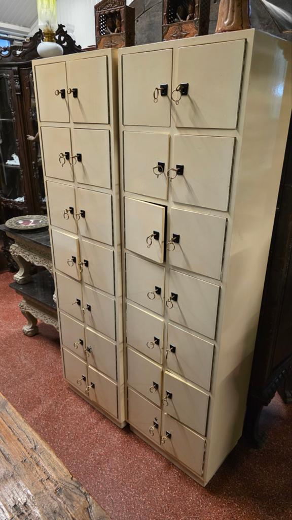 Set van 2 Vintage Houten Lockerkasten met 14 Deurtjes, Ophalen