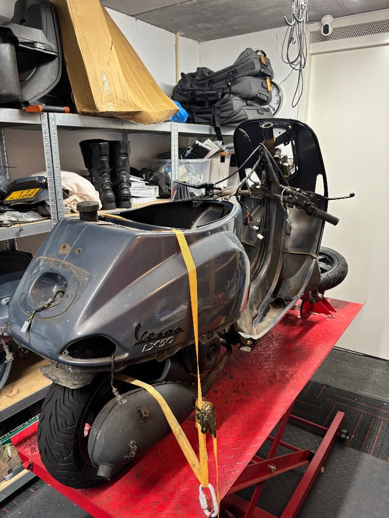 Vespa LX50 45km Hobbyproject wegens tijdgebrek, Fietsen en Brommers, Scooters | Vespa, Ophalen, Gebruikt, Maximaal 45 km/u, Benzine