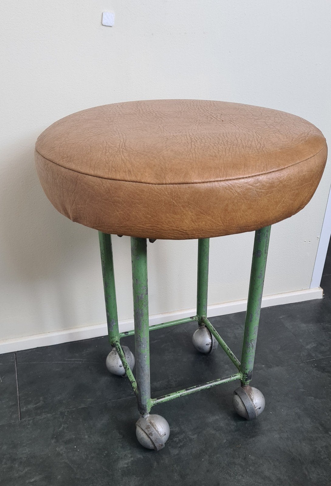 Vintage krukje met wieltjes - industrieel atelier werkplaats, Ophalen of Verzenden, Gebruikt, Staal