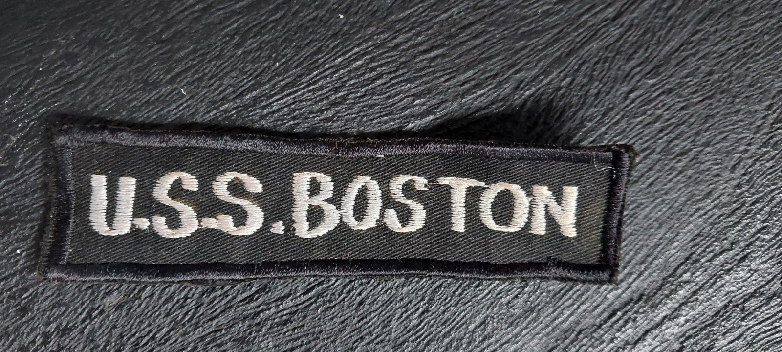 naamlint USS Boston, Verzamelen, Militaria | Algemeen, Ophalen of Verzenden, Landmacht, Nederland
