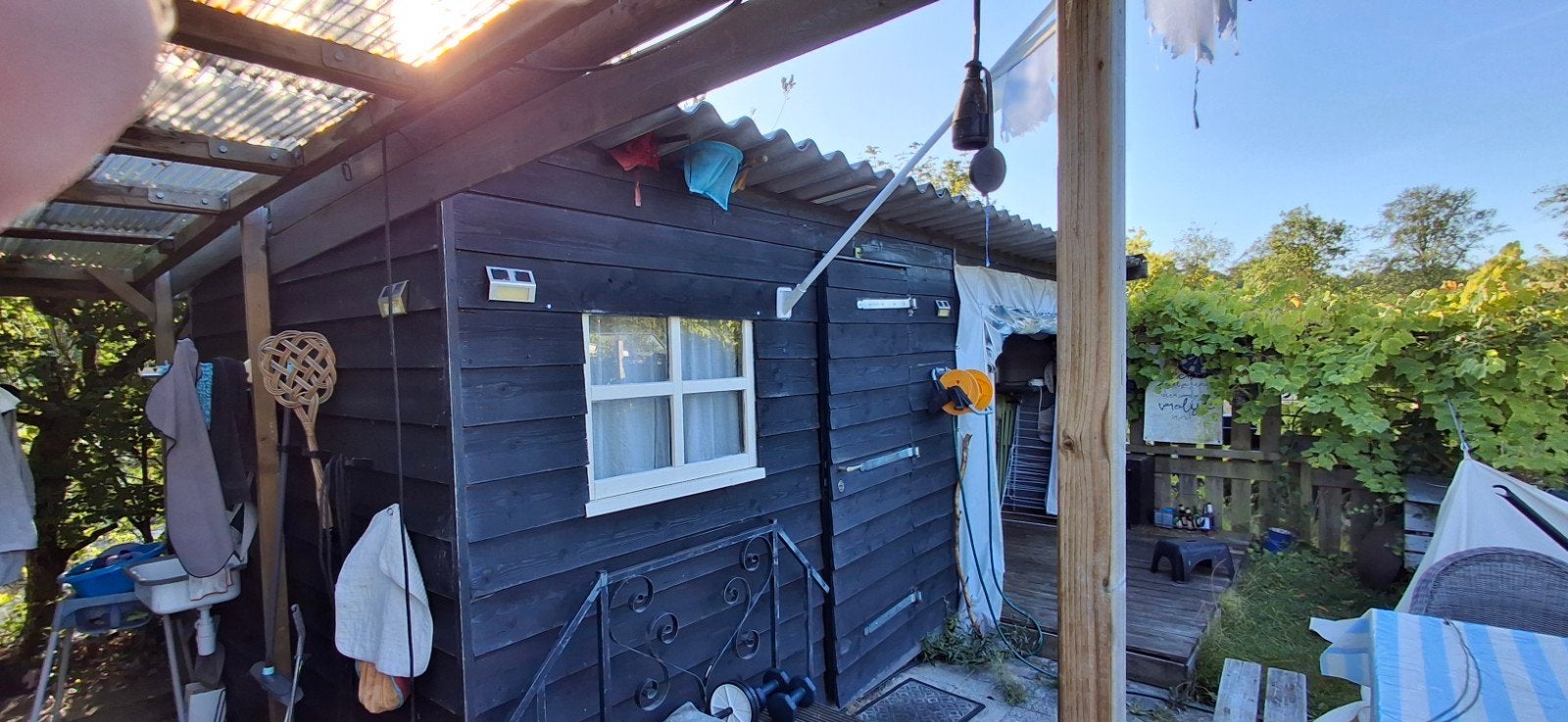 Houten huisje met veranda en flonder, Ophalen, 250 tot 500 cm, Schuur, 1 raam