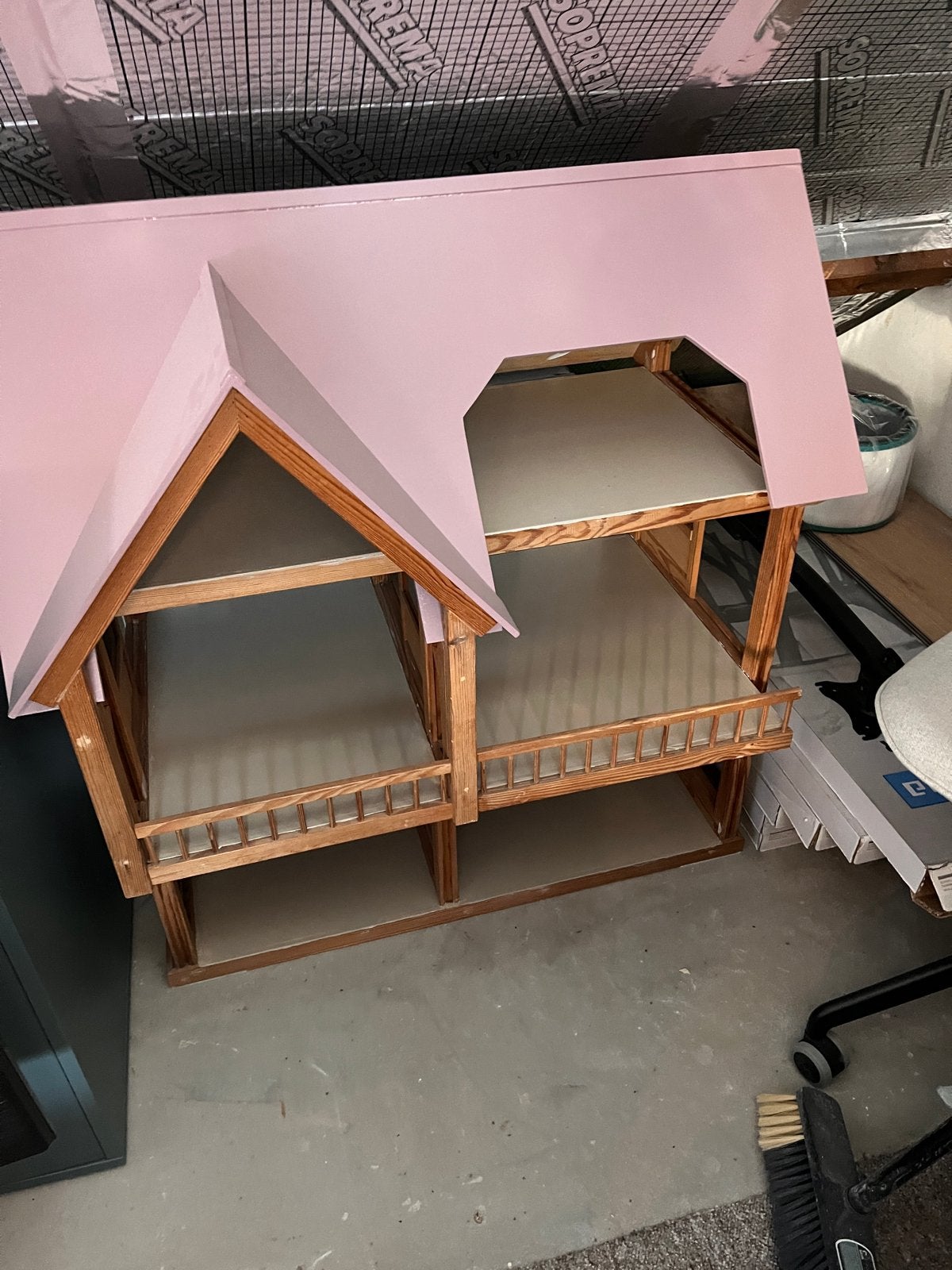 Groot houten poppenhuis met roze dak, Ophalen, Zo goed als nieuw, Poppenhuis