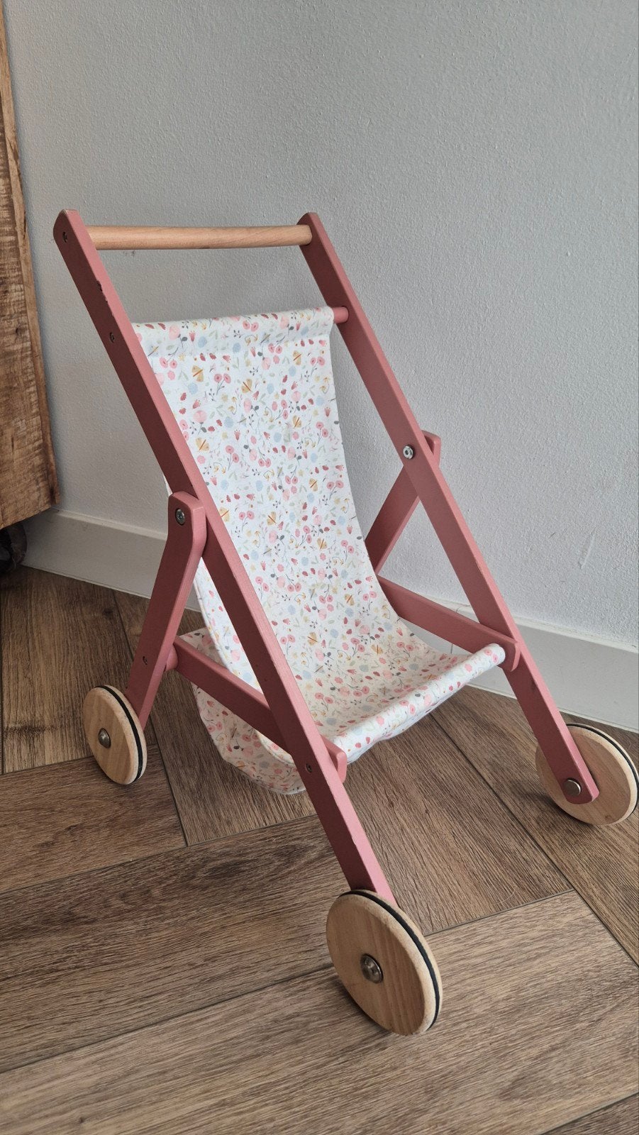 Houten poppenbuggy roze met bloemenprint, Ophalen, Gebruikt, Overige typen