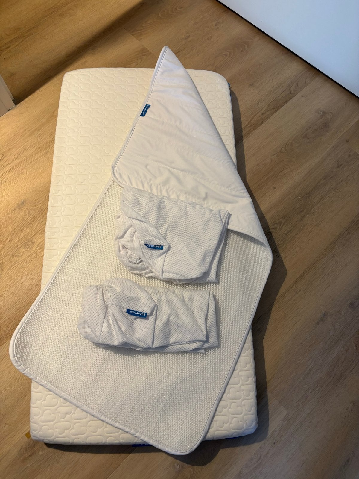 Aerosleep matras met topper en hoeslaken - zo goed als nieuw, Ophalen, 190 cm of minder, Zo goed als nieuw, Matras