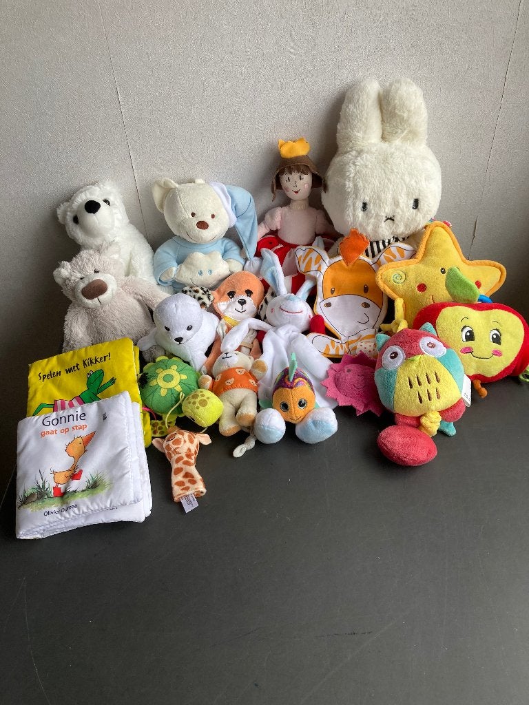 Knuffels, 19 diverse, nieuwe knuffels, kraakboekjes, Overige merken, Overige typen, Nijntje, Ophalen of Verzenden