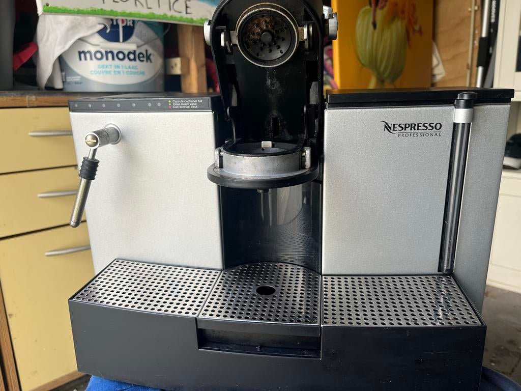 Nespresso Professional Koffiemachine - Zo goed als nieuw, Espresso apparaat, Ophalen of Verzenden, Zo goed als nieuw, 2 tot 4 kopjes