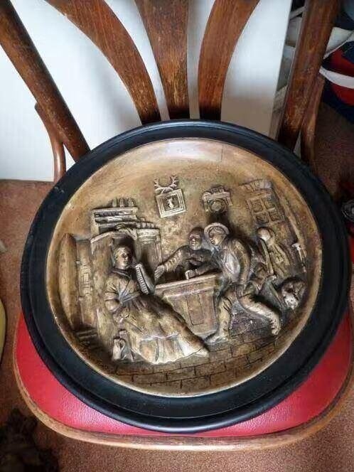 Wandbord relief uit 1920 - Herbergscene - De drinkebroers, Ophalen